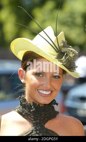 Ein Gast kommt am Royal Ascot 2004, Ascot Racecourse. Doug Peters/allactiondigital.com Stockfoto