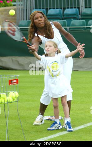 Serena und Venus Williams lancieren dort ein neues Buch, das Kindern beibringt, wie man Tennis im Wimbledon Tennis Club, London spielt. Doug Peters/allactiondigital.com Stockfoto