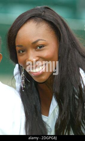 Venus Williams lanciert dort ein neues Buch, das Kindern beibringt, wie man Tennis im Wimbledon Tennis Club, London spielt. Doug Peters/allactiondigital.com Stockfoto