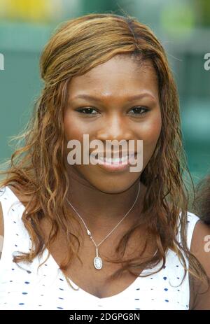 Serena und Venus Williams lancieren dort ein neues Buch, das Kindern beibringt, wie man Tennis im Wimbledon Tennis Club, London spielt. Doug Peters/allactiondigital.com Stockfoto