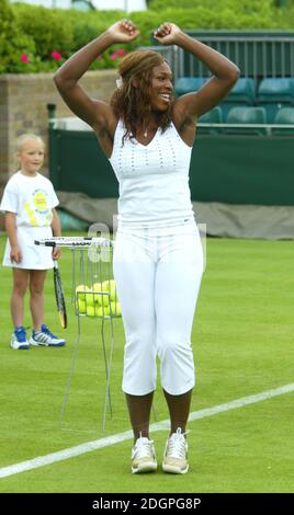 Serena und Venus Williams lancieren dort ein neues Buch, das Kindern beibringt, wie man Tennis im Wimbledon Tennis Club, London spielt. Doug Peters/allactiondigital.com Stockfoto