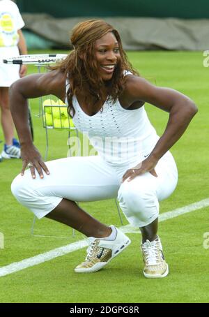 Serena und Venus Williams lancieren dort ein neues Buch, das Kindern beibringt, wie man Tennis im Wimbledon Tennis Club, London spielt. Doug Peters/allactiondigital.com Stockfoto