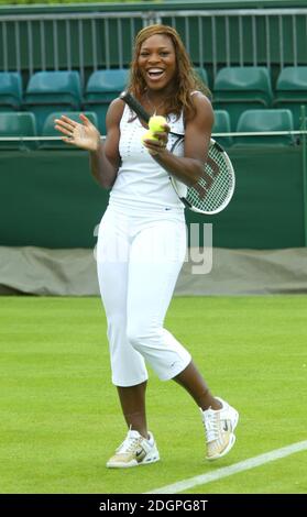 Serena und Venus Williams lancieren dort ein neues Buch, das Kindern beibringt, wie man Tennis im Wimbledon Tennis Club, London spielt. Doug Peters/allactiondigital.com Stockfoto