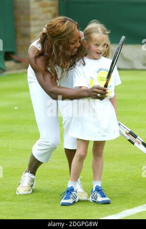 Serena und Venus Williams lancieren dort ein neues Buch, das Kindern beibringt, wie man Tennis im Wimbledon Tennis Club, London spielt. Doug Peters/allactiondigital.com Stockfoto