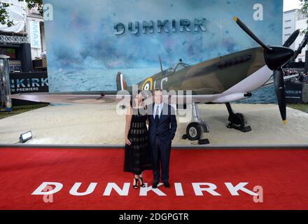 Regisseur Christopher Nolan und Emma Thomas bei der Weltpremiere von Dunkirk im Odeon-Kino am Leicester Square in London. Das Copyright für Fotos sollte Doug Peters/EMPICS Entertainment lauten Stockfoto