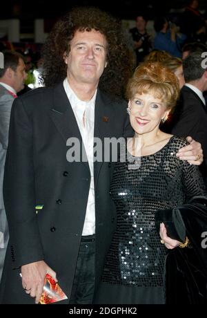 Brian May und Anita Dobson bei der UK Gala Premiere von Spiderman 2 im Leicester Square, London. Doug Peters/allactiondigital.com Stockfoto