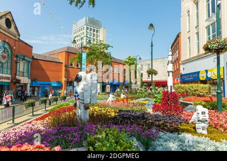 Alien Landschaft mit amerikanischen Astronauten Landung auf dem Mond Thema Gemeinschaftsgarten in der Mitte der Stadt, Großbritannien. Stockfoto