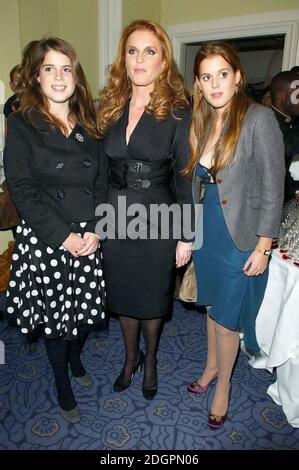 Sarah Ferguson mit ihren Töchtern Princess Beatrice und Princess Eugenie bei den Cosmetic Executive Women Achievers Awards, Claridges, London. Doug Peters/allactiondigital.com Stockfoto