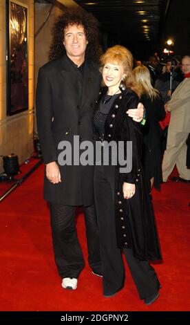 Brian May und Anita Dobson nehmen am 'UK Music Hall of Fame Finale' Teil, der Channel 4 Serie, die sich mit populärer Musik von den 1950er bis 1990er Jahren im Hackney Empire, London, begibt. Doug Peters/allactiondigital.com Stockfoto