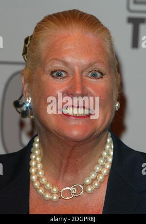 Kim Woodburn von How Clean is Your House Ankunft im 2004 TV Moments, BBC Television Centre, London. Doug Peters/allactiondigital.com Stockfoto