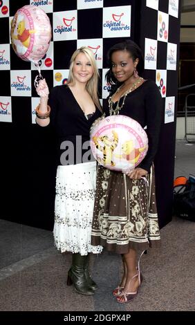 Heidi und Keisha aus Sugababes bei der Ankunft bei den Capital FM Awards 2005 im Royal Lancaster Hotel, London. Doug Peters/allactiondigital.com Stockfoto