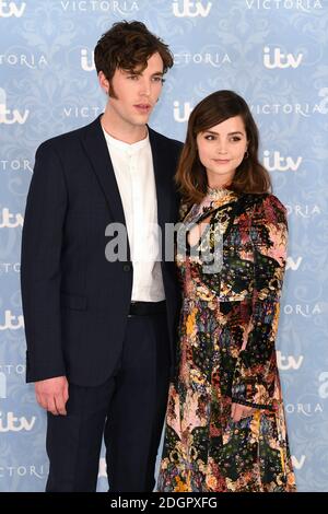 Jenna Coleman und Tom Hughes bei der Premiere von ITV's Victoria im Ham Yard Hotel, London Stockfoto