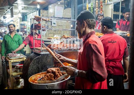 Vorbereitung von Kebabs in der Mohammed Ali Road Nachbarschaft von Mumbai, Indien Stockfoto