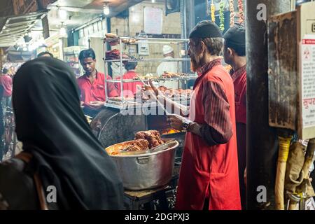 Vorbereitung von Kebabs in der Mohammed Ali Road Nachbarschaft von Mumbai, Indien Stockfoto