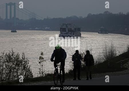 Köln, Deutschland. Dezember 2020. Radfahrer und Spaziergänger wandern am Rheinufer entlang. Quelle: Oliver Berg/dpa/Alamy Live News Stockfoto