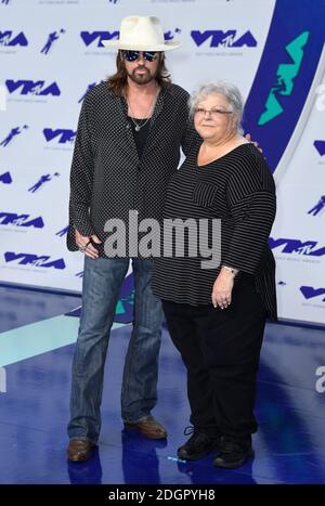 Billy Ray Cyrus und Susan Bro bei den MTV Video Music Awards 2017 anreisen, am Forum, Los Angeles statt. Photo Credit: Doug Peters/EMPICS Unterhaltung Stockfoto