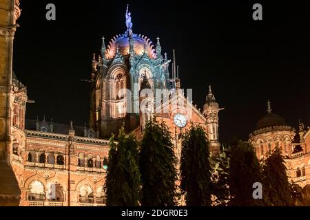 Chhatrapati Shivaji Maharaj Terminus (bei Nacht fotografiert) ist ein historischer Bahnhof, der früher als Victoria Terminus in Mumbai, Indien, bekannt war Stockfoto