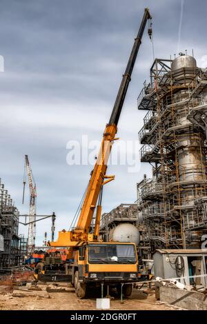 Auf der Baustelle steht ein großer gelber Autokran Stockfoto