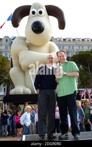 Nick Park und Jeffrey Katzenberg werben für den neuen Film Wallace und Gromit, Fluch des Hasen, Teil des 58. Festivals De Cannes im Carlton Hotel peir, Cannes. Doug Peters/allactiondigital.com Stockfoto