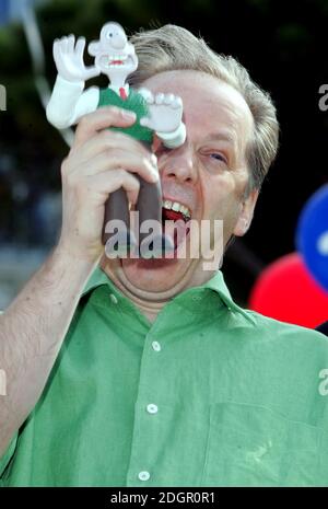 Nick Park wirbt für den neuen Film Wallace und Gromit, Fluch des Hasen, Teil des 58. Festivals De Cannes im Carlton Hotel peir, Cannes. Doug Peters/allactiondigital.com Stockfoto