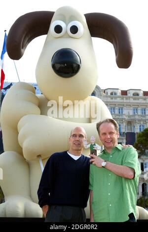 Nick Park und Jeffrey Katzenberg werben für den neuen Film Wallace und Gromit, Fluch des Hasen, Teil des 58. Festivals De Cannes im Carlton Hotel peir, Cannes. Doug Peters/allactiondigital.com Stockfoto