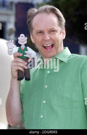 Nick Park wirbt für den neuen Film Wallace und Gromit, Fluch des Hasen, Teil des 58. Festivals De Cannes im Carlton Hotel peir, Cannes. Doug Peters/allactiondigital.com Stockfoto