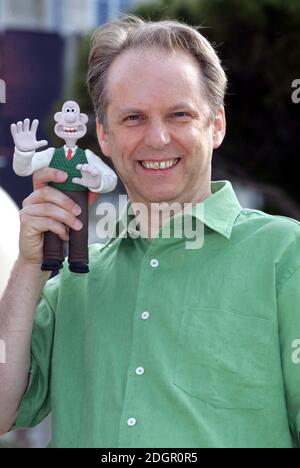 Nick Park wirbt für den neuen Film Wallace und Gromit, Fluch des Hasen, Teil des 58. Festivals De Cannes im Carlton Hotel peir, Cannes. Doug Peters/allactiondigital.com Stockfoto