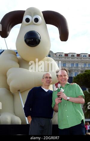 Nick Park und Jeffrey Katzenberg werben für den neuen Film Wallace und Gromit, Fluch des Hasen, Teil des 58. Festivals De Cannes im Carlton Hotel peir, Cannes. Doug Peters/allactiondigital.com Stockfoto