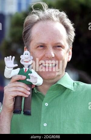 Nick Park wirbt für den neuen Film Wallace und Gromit, Fluch des Hasen, Teil des 58. Festivals De Cannes im Carlton Hotel peir, Cannes. Doug Peters/allactiondigital.com Stockfoto