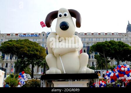 Nick Park wirbt für den neuen Film Wallace und Gromit, Fluch des Hasen, Teil des 58. Festivals De Cannes im Carlton Hotel peir, Cannes. Doug Peters/allactiondigital.com Stockfoto