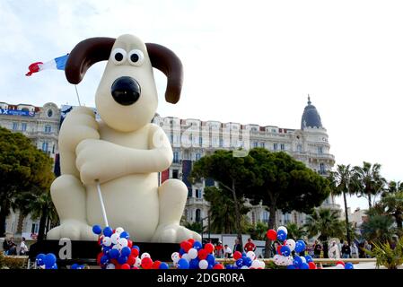 Nick Park wirbt für den neuen Film Wallace und Gromit, Fluch des Hasen, Teil des 58. Festivals De Cannes im Carlton Hotel peir, Cannes. Doug Peters/allactiondigital.com Stockfoto