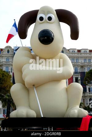 Nick Park wirbt für den neuen Film Wallace und Gromit, Fluch des Hasen, Teil des 58. Festivals De Cannes im Carlton Hotel peir, Cannes. Doug Peters/allactiondigital.com Stockfoto