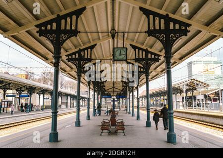 Polen warten auf einen Zug am Gdansk Glowny Hauptbahnhof. Wir sind im Winter in die Innenstadt gegangen. Polen, Danzig, 9. Februar 20 Stockfoto