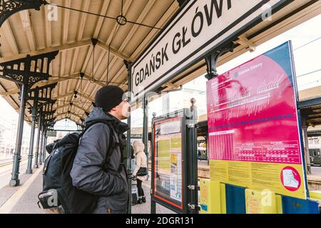 Polen warten auf einen Zug am Gdansk Glowny Hauptbahnhof. Wir sind im Winter in die Innenstadt gegangen. Polen, Danzig, 9. Februar 20 Stockfoto