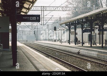 Polen warten auf einen Zug am Gdansk Glowny Hauptbahnhof. Wir sind im Winter in die Innenstadt gegangen. Polen, Danzig, 9. Februar 20 Stockfoto