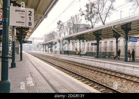 Polen warten auf einen Zug am Gdansk Glowny Hauptbahnhof. Wir sind im Winter in die Innenstadt gegangen. Polen, Danzig, 9. Februar 20 Stockfoto