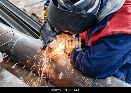 Mechanische Reinigung der Schweißnaht Stockfoto