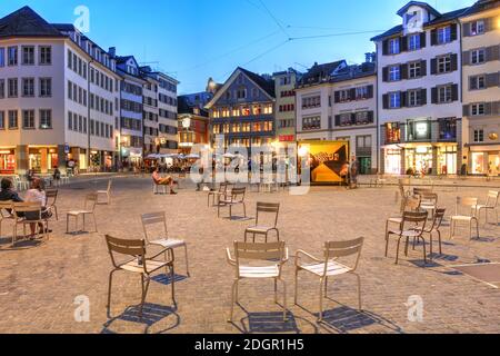 Nachtszene auf dem Münsterhof-Platz im Lindenhof-Viertel der Altstadt Zürich, Schweiz. Stockfoto