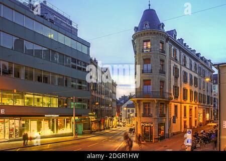 Straßenszene bei Nacht entlang der Rue Neuve in Lausanne, Schweiz, mit einigen alten Gebäuden unter den architektonischen Schätzen der Stadt. Stockfoto