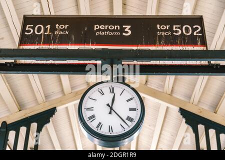 Polen warten auf einen Zug am Gdansk Glowny Hauptbahnhof. Wir sind im Winter in die Innenstadt gegangen. Polen, Danzig, 9. Februar 20 Stockfoto