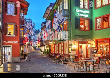 Zürich, Schweiz - 26. Juni 2020 - Abendszene in Zürich, Schweiz entlang der pittoresken Augustinergasse, kurz nach der Covid-19 Eröffnung von Stockfoto