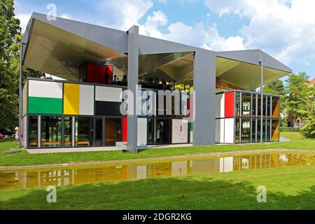Zürich, Schweiz - 27. Juni 2020: Pavillon Corbusier in Zürich-Seefeld am Zürichhorn, Schweiz, ein Museum, das dem Werk von Le Corbusier gewidmet ist. Stockfoto