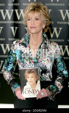 Jane Fonda signiert Kopien ihrer aktualisierten Autobiographie im Waterstones Buchladen, Piccadilly, London. Doug Peters/allactiondigital.com Stockfoto