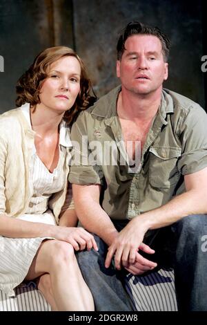 Val Kilmer und Charlotte Emmerson spielen im West End The Postman Always Rings zweimal, The Playhouse Theatre, London. Doug Peters/allactiondigital.com Stockfoto