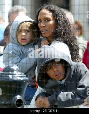 Barbara Feltus, die Ex-Frau von Boris Becker mit ihren Kindern Noah und Elias im Bild beim Ariel Celebrity Tennis Match, Trafalgar Square, London. Doug Peters/allactiondigital.com Stockfoto