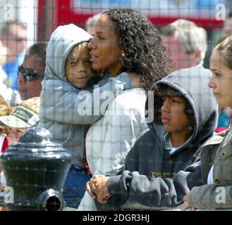 Barbara Feltus, die Ex-Frau von Boris Becker mit ihren Kindern Noah und Elias im Bild beim Ariel Celebrity Tennis Match, Trafalgar Square, London. Doug Peters/allactiondigital.com Stockfoto