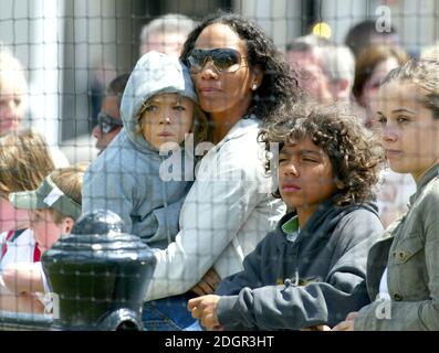 Barbara Feltus, die Ex-Frau von Boris Becker mit ihren Kindern Noah und Elias im Bild beim Ariel Celebrity Tennis Match, Trafalgar Square, London. Doug Peters/allactiondigital.com Stockfoto