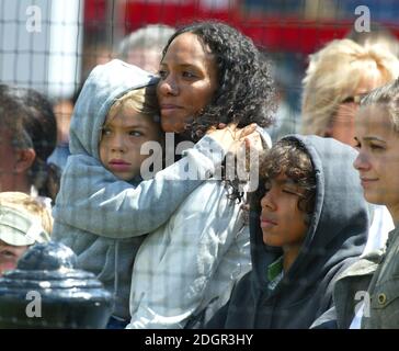 Barbara Feltus, die Ex-Frau von Boris Becker mit ihren Kindern Noah und Elias im Bild beim Ariel Celebrity Tennis Match, Trafalgar Square, London. Doug Peters/allactiondigital.com Stockfoto