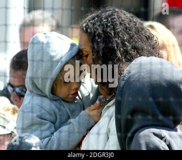 Barbara Feltus, die Ex-Frau von Boris Becker mit ihren Kindern Noah und Elias im Bild beim Ariel Celebrity Tennis Match, Trafalgar Square, London. Doug Peters/allactiondigital.com Stockfoto