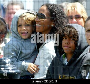 Barbara Feltus, die Ex-Frau von Boris Becker mit ihren Kindern Noah und Elias im Bild beim Ariel Celebrity Tennis Match, Trafalgar Square, London. Doug Peters/allactiondigital.com Stockfoto